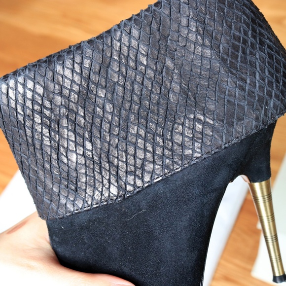 Size 6.5 Elizabeth & James Black Cuff Booties - Picture 7 of 8